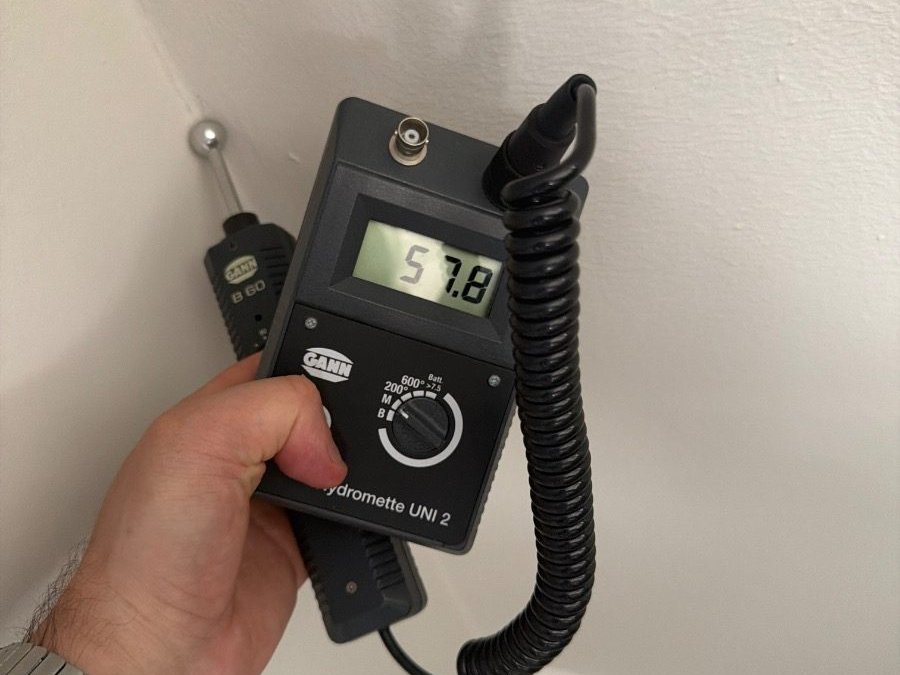 Feuchtemessung an einem Wand- und Deckenanschluss während einer Baubegehung